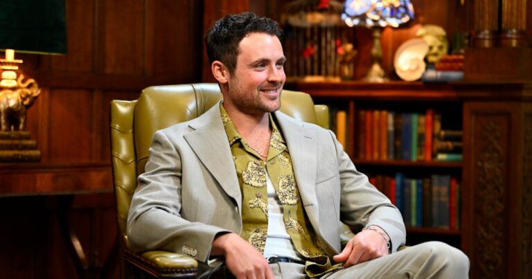 Ciara Miller sur Dylan Efron faisant l'apparence de la maison d'été