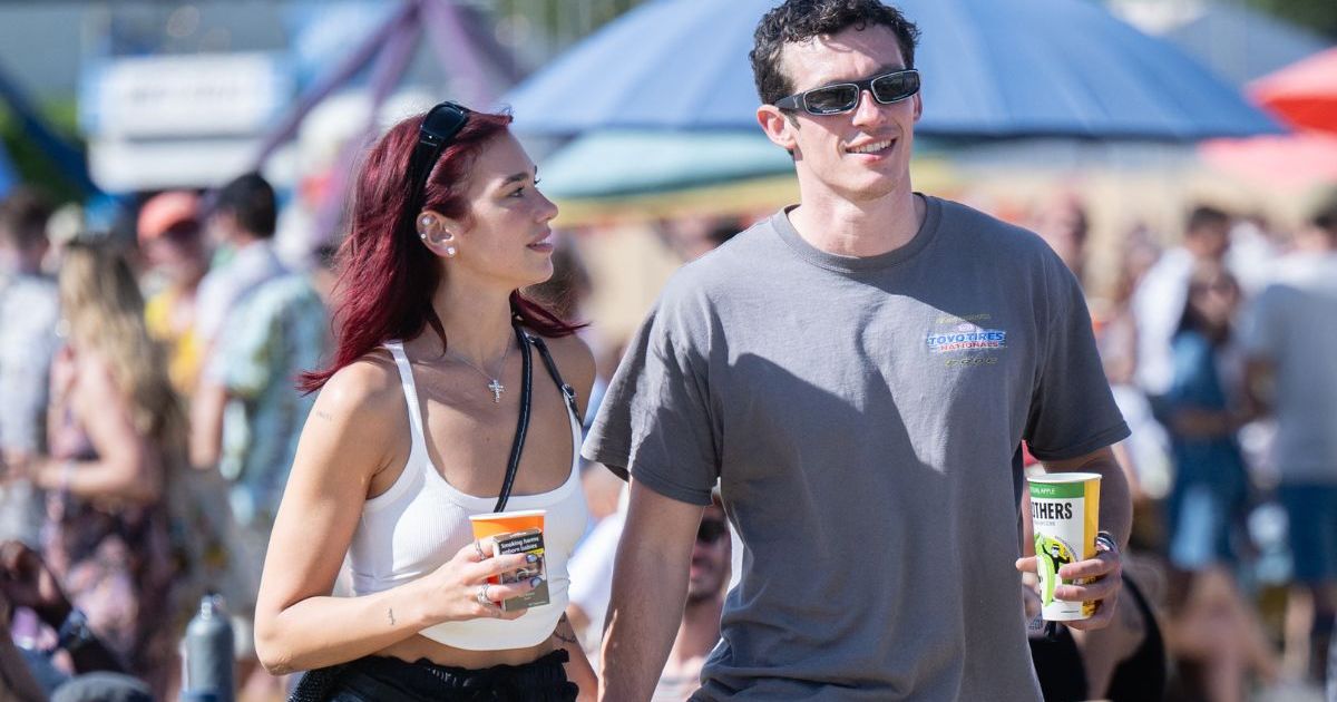 Dua Lipa & Callum Turner Dance en vidéo prise à la tour Eiffel