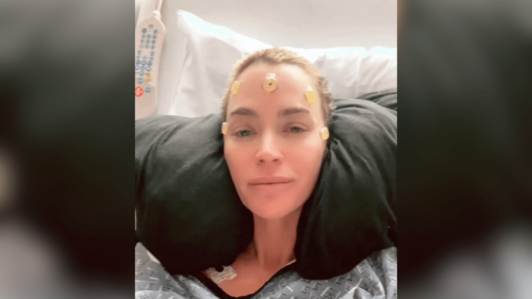 Kyle Richards et sa petite amie Morgan Wade rejoignent Edwin Arroyave au chevet de Teddi Mellencamp pendant la chirurgie du cerveau