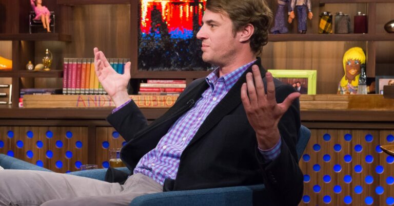 La distribution du charme du sud réagit au texte Sienna Evans de Shep Rose