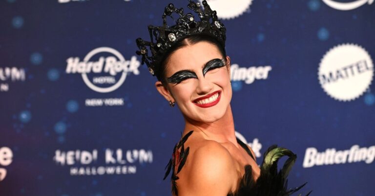 La robe de Charli D'Amelio faite de cheveux a pris 100 heures à faire