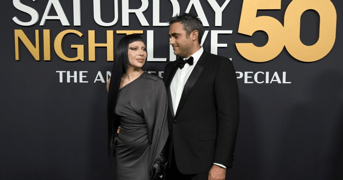 Lady Gaga et Michael Polansky partagent un baiser dans SNL 50 Photos