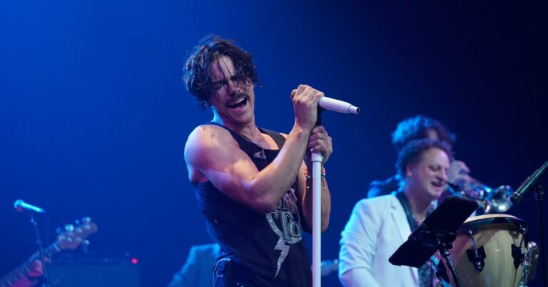 Tout ce que nous savons sur le concert de la chanteuse de mariage de Tom Sandoval