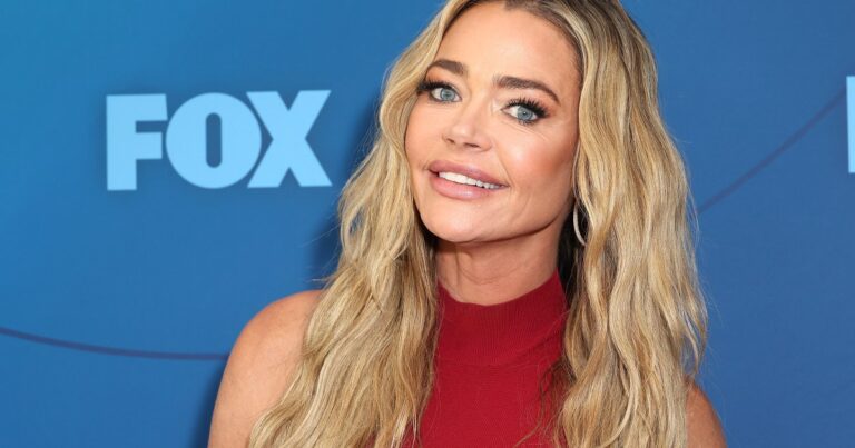 Denise Richards a essayé le visage de sperme de saumon après Jennifer Aniston