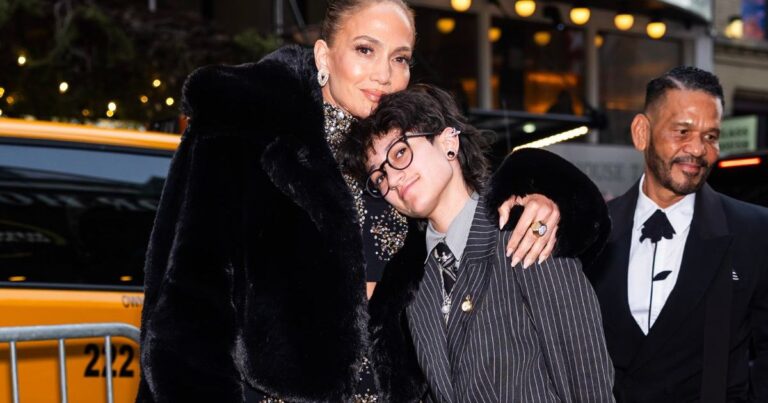 Jennifer Lopez et son enfant se coordonnent dans les photos d'ouverture de Broadway