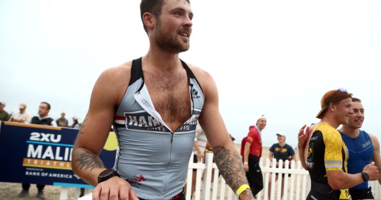 Les pièges à soif Instagram de Dylan Efron expliqués par l'homme lui-même