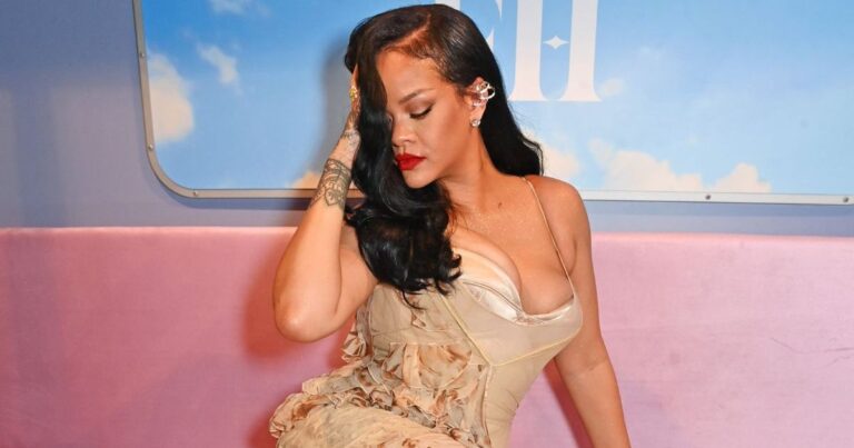 Rihanna trempe dans la vie du yacht dans les photos de la Barbade bisse du soleil