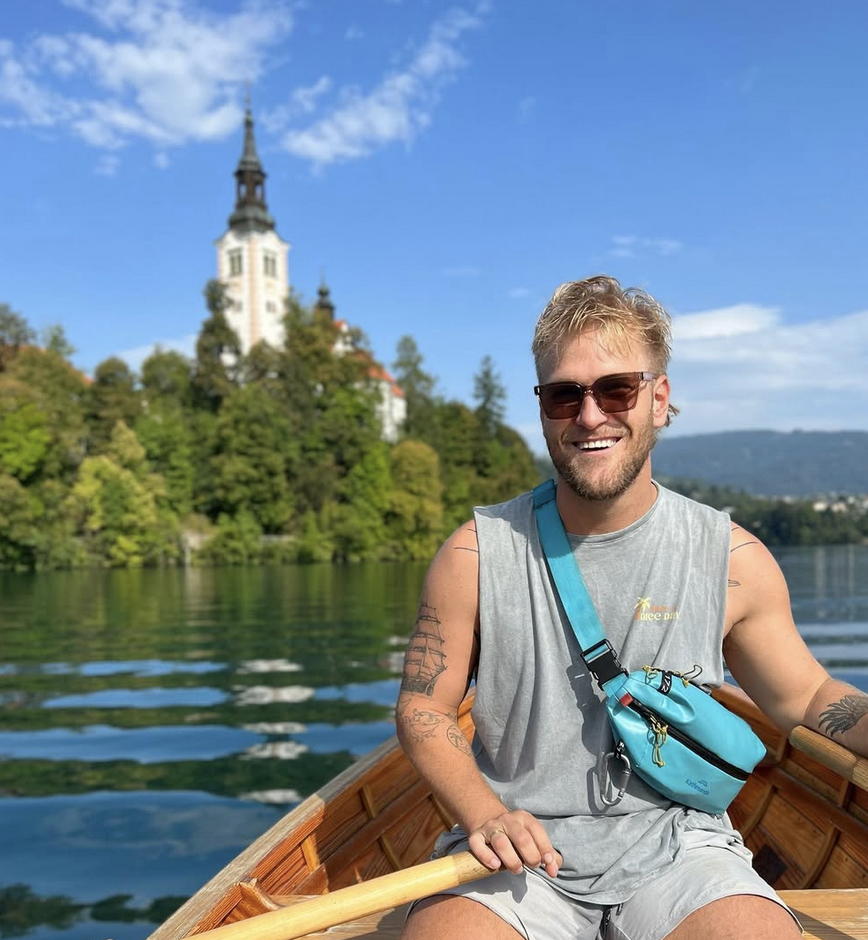 Sous le pont vers le bas sous le saumon de Bosun Nate