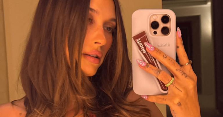 Hailey Bieber apparemment des nuances de divorce des rumeurs avec la vidéo Coachella