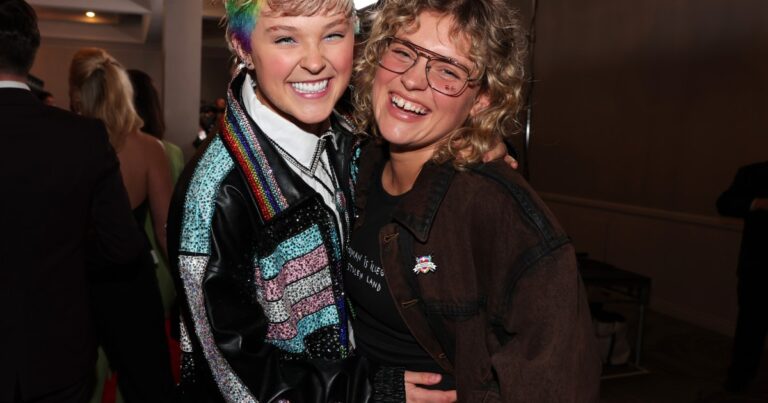 JoJo Siwa fait exploser Mickey Rourke après l'homophobie du grand frère de la célébrité