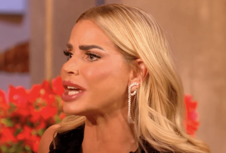 La star de «  Rhom '', Alexia Nepola, a repéré les semaines de l'ex-mari de l'embrasser les semaines après avoir finalisé le divorce!