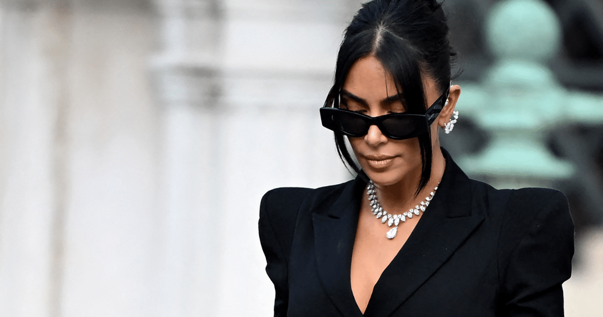 250 personnes ont protégé Kim Kardashian à Paris au milieu du procès pour vol, réclamation «source»