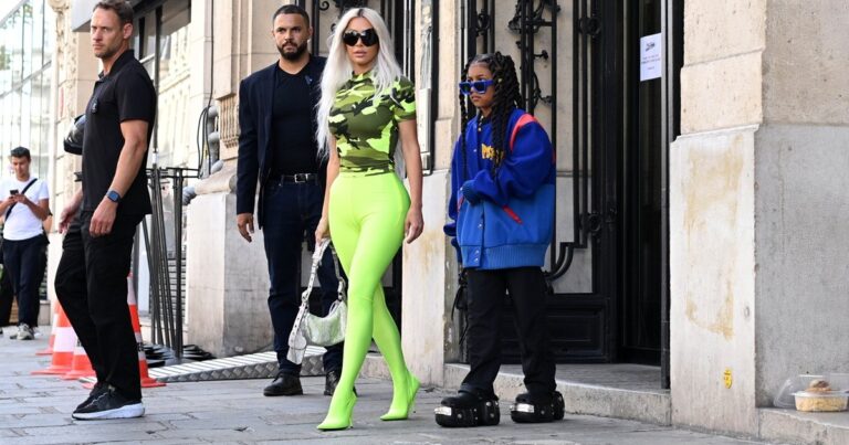 Kim Kardashian affiche le cadeau ébloui de la fête des mères de North West