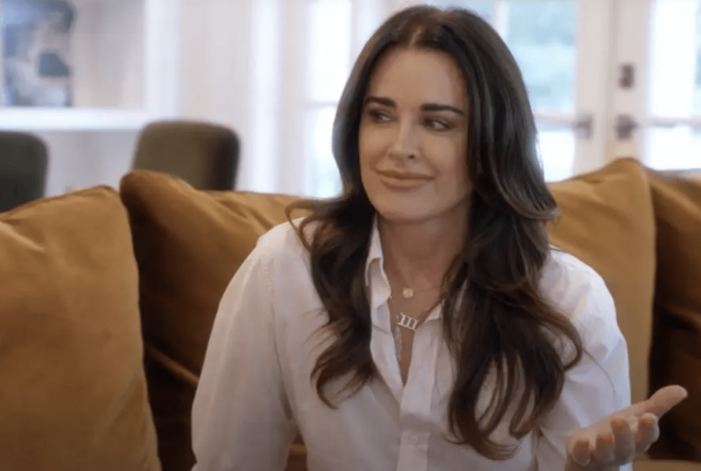 Kyle Richards Shades «Ex» Mauricio à la fête de fiançailles de sa fille après avoir été surpris en train d'embrasser une autre femme!