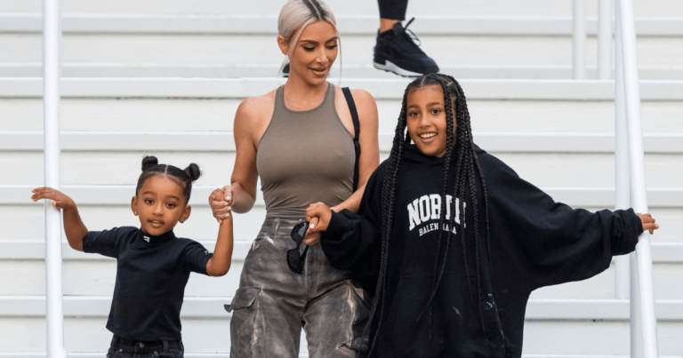Les 10 nounous de Kim Kardashian aident avec elle et les enfants de Kanye West, «Source»