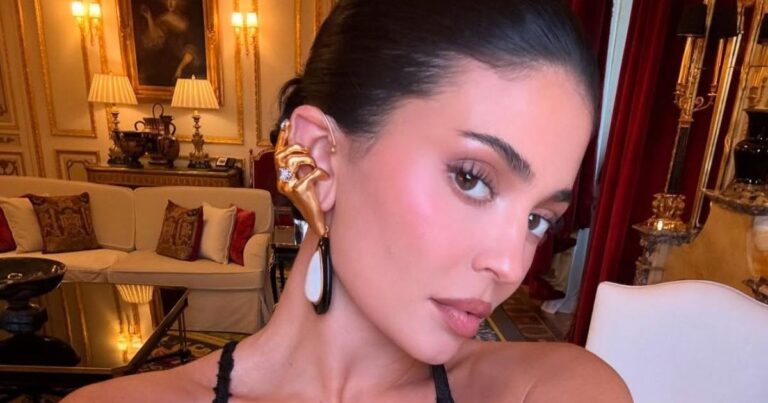 Les fans de Kylie Jenner Mlle Timothee Chalamet dans des photos de Rome invisibles