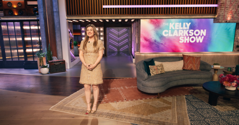 L'expérience «  douloureuse '' de Kelly Clarkson pourrait sortir de la sortie de talk-show, des affirmations de la «source»