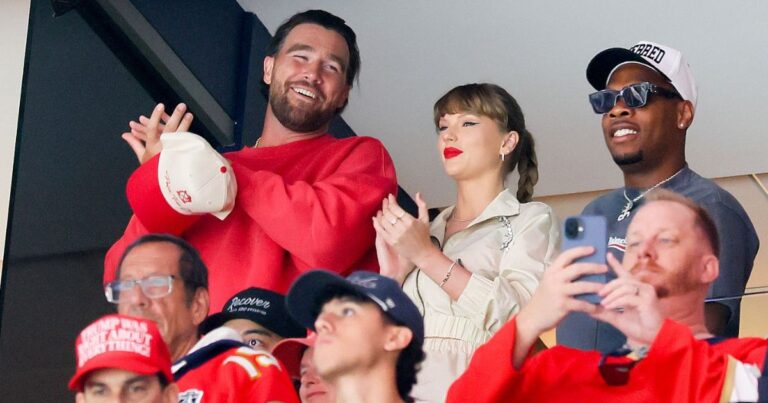 Taylor Swift Photobombs Travis Kelce en photo maladroite