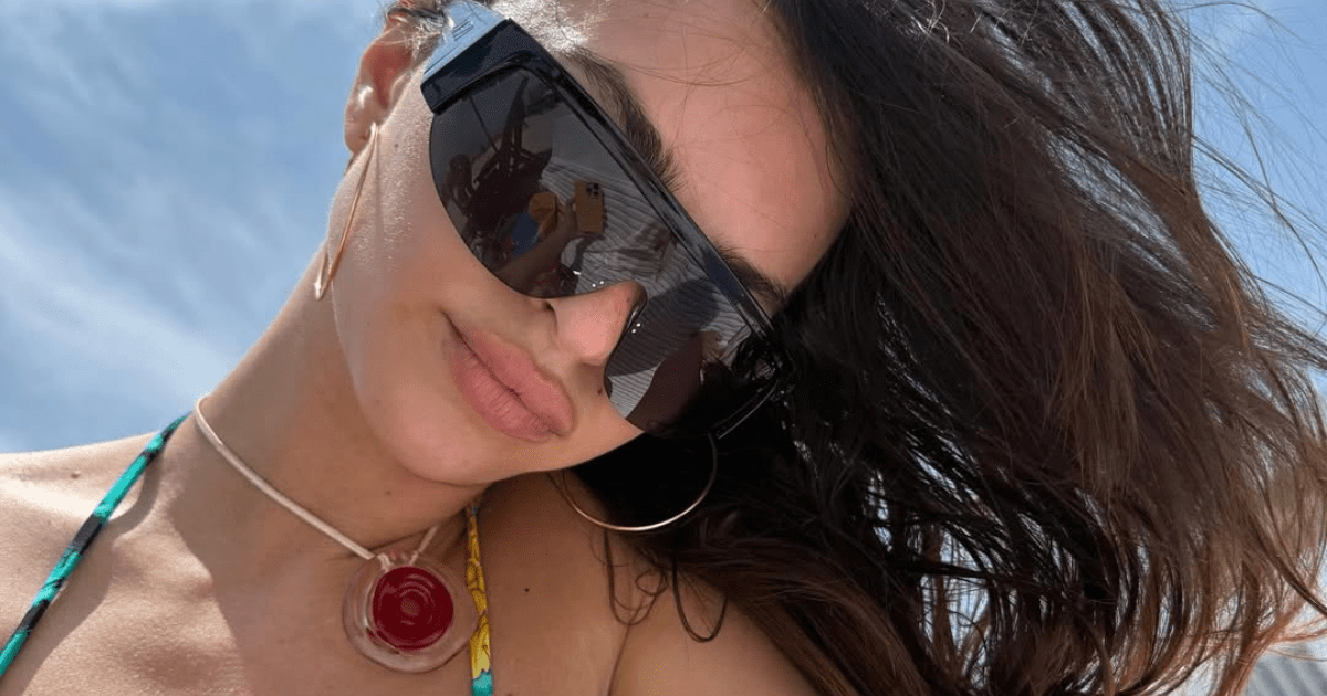 Emily Ratajkowski redéfinit audacieuse dans les bikinis à peine et à la lueur d'été ultime