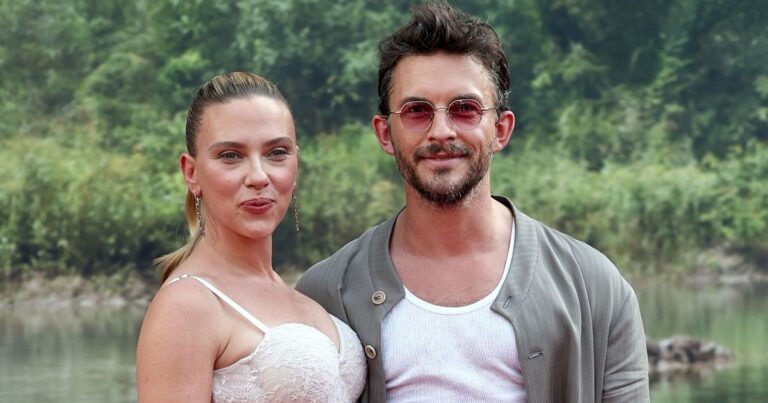Jonathan Bailey a des photos invisibles de Scarlett Johansson portant ses lunettes «salope»