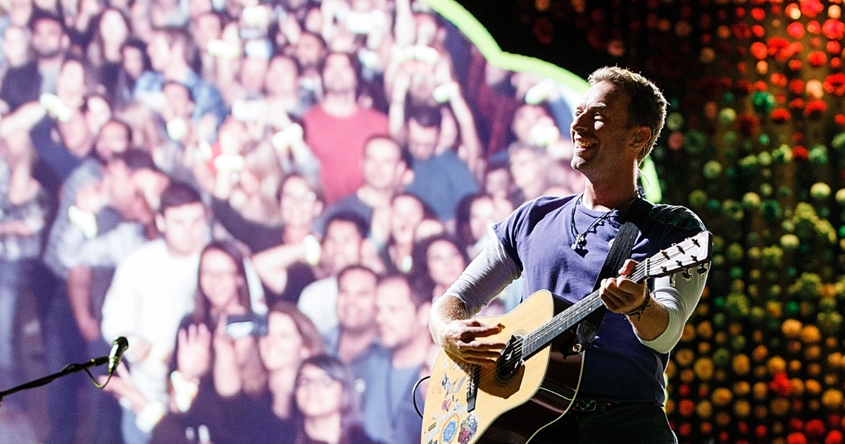 Kristin Cabot démissionne après le moment de la camais de Coldplay Viral