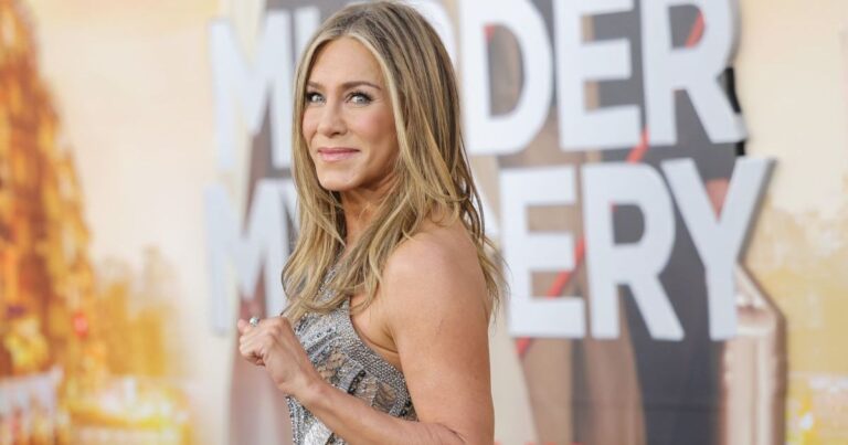 Les amis de Jennifer Aniston s'inquiètent de sa relation avec son petit ami rumeur, dit «Source»