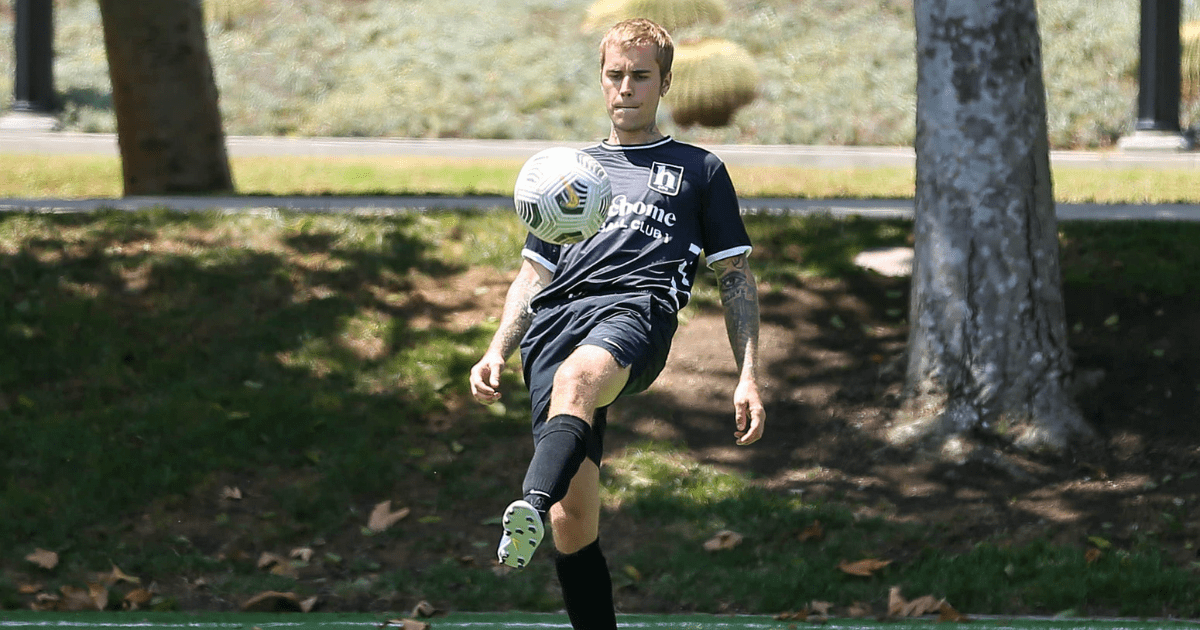 Vidéo: Justin Bieber sourit tout alors qu'il rejoint l'équipe de football locale de LA pour un match