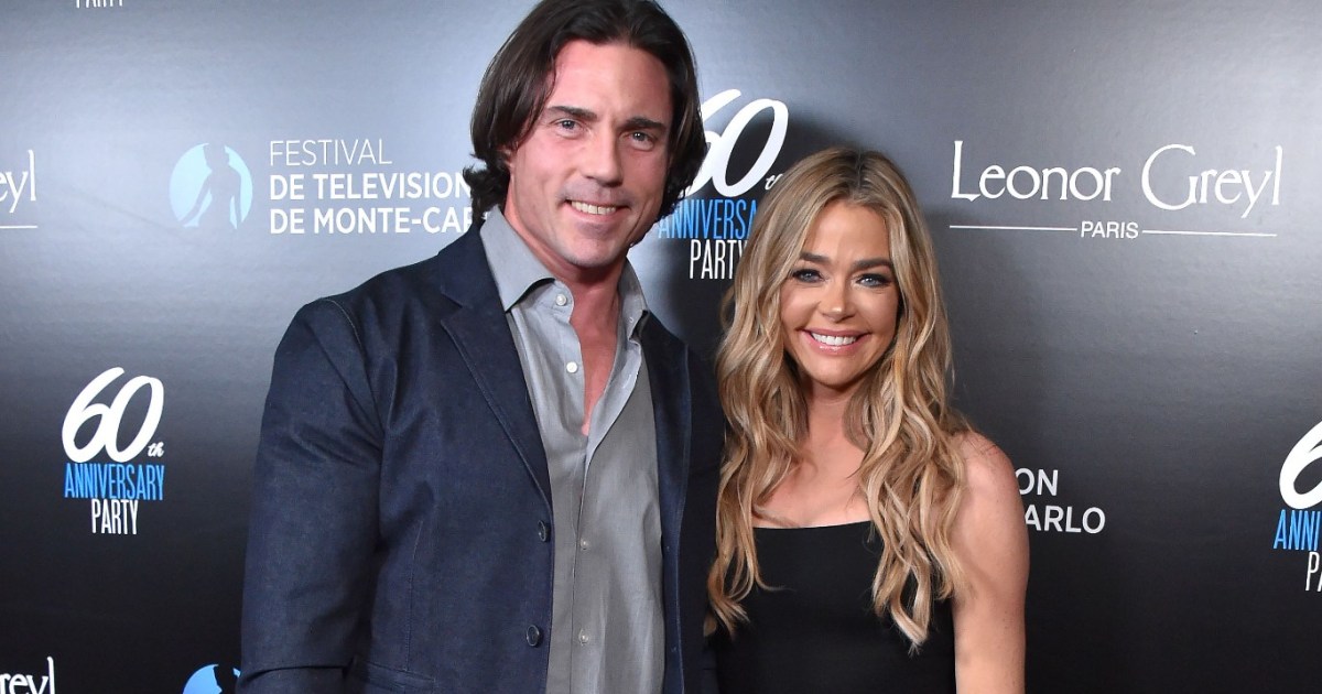 Denise Richards affirme qu'elle a Aaron sur une vidéo volant un ordinateur portable