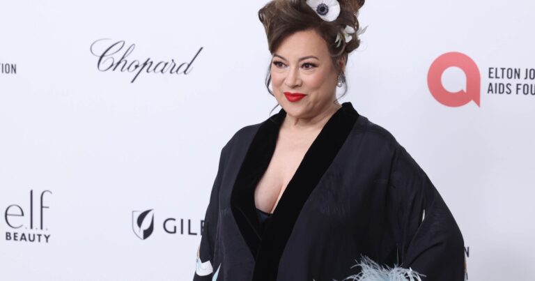 Jennifer Tilly de Rhobh pose les seins nus sur Instagram