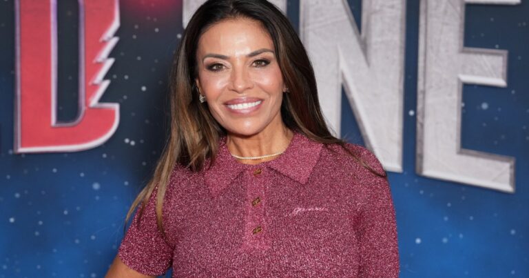 Dolores de Rhonj Catania aide à saluer les chiens et les chats sauvés dans le New Jersey