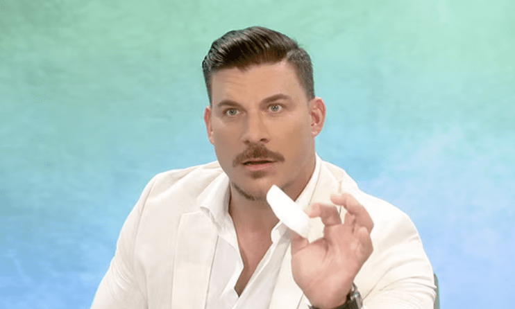 Jax Taylor a exposé… accusé d'avoir envoyé des textes inappropriés à son personnel de bar et de coucher avec des employés «multiples»!