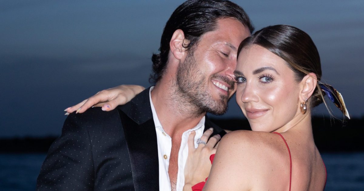 Jenna Johnson et Val Chmerkovskiy regardent Robert Irwin
