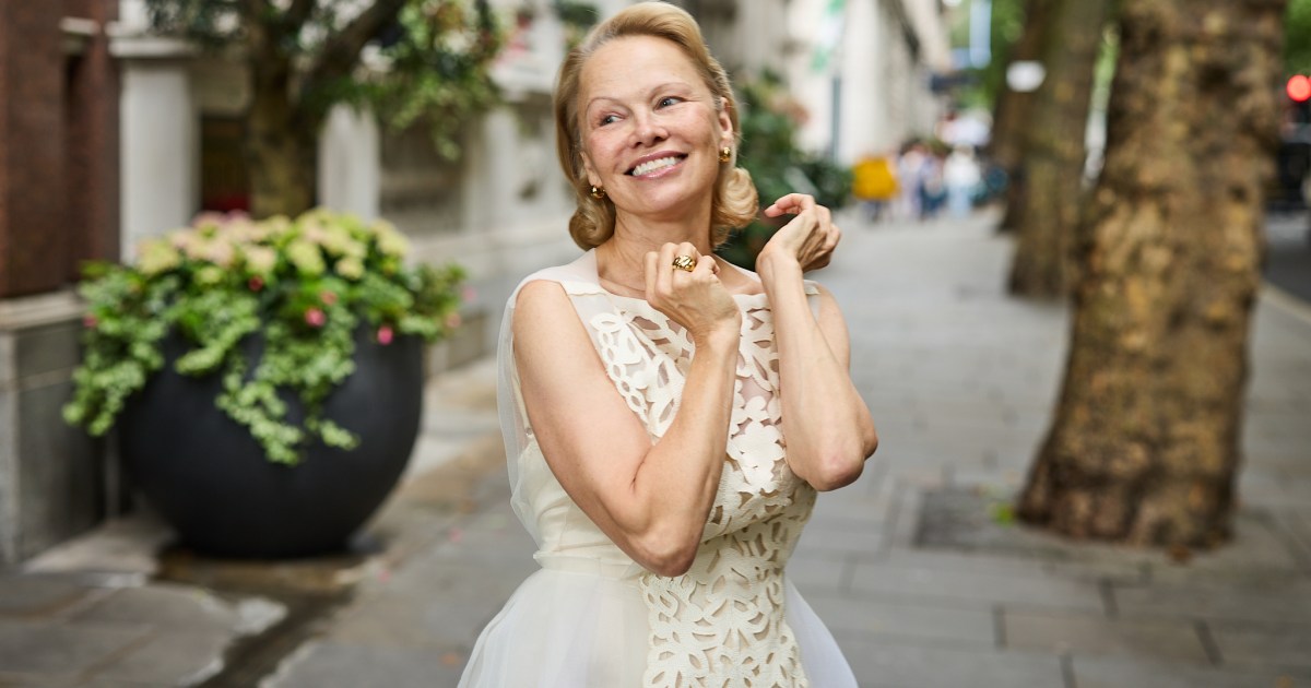 Pamela Anderson joue plaider le cinquième avec Andy Cohen