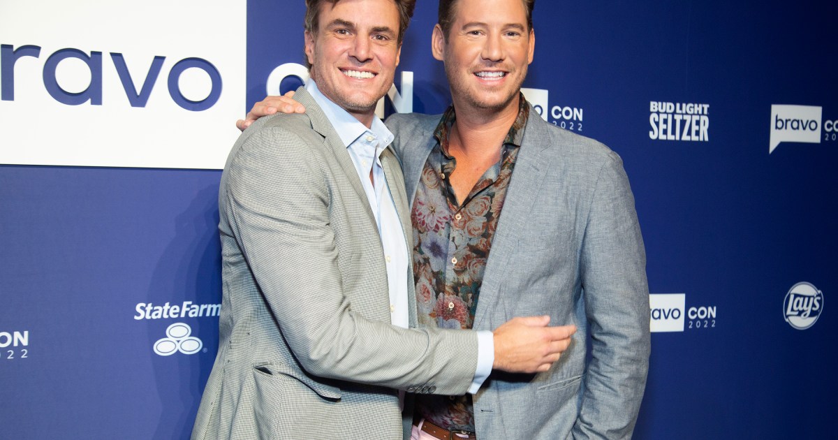 Shep Rose et Austen Kroll admirent les vues en vacances européennes