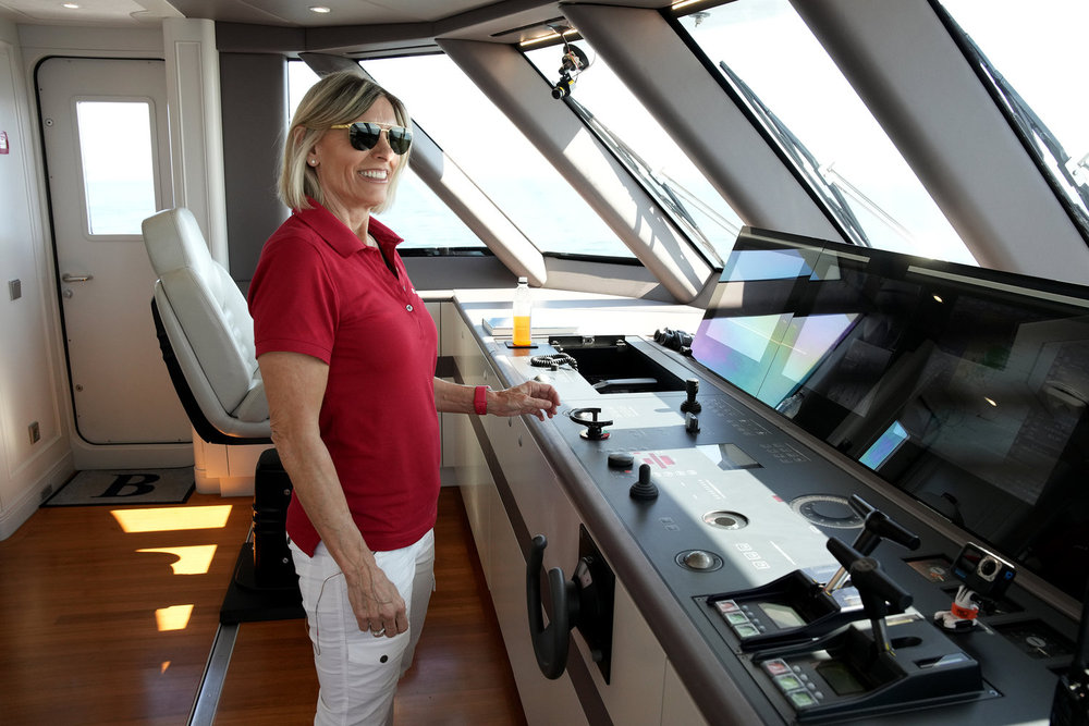 Capitaine Sandy bâille sur le pont med