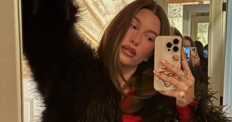 Internet réagit à Hailey Bieber affichant ses abdos dans la veste en jean