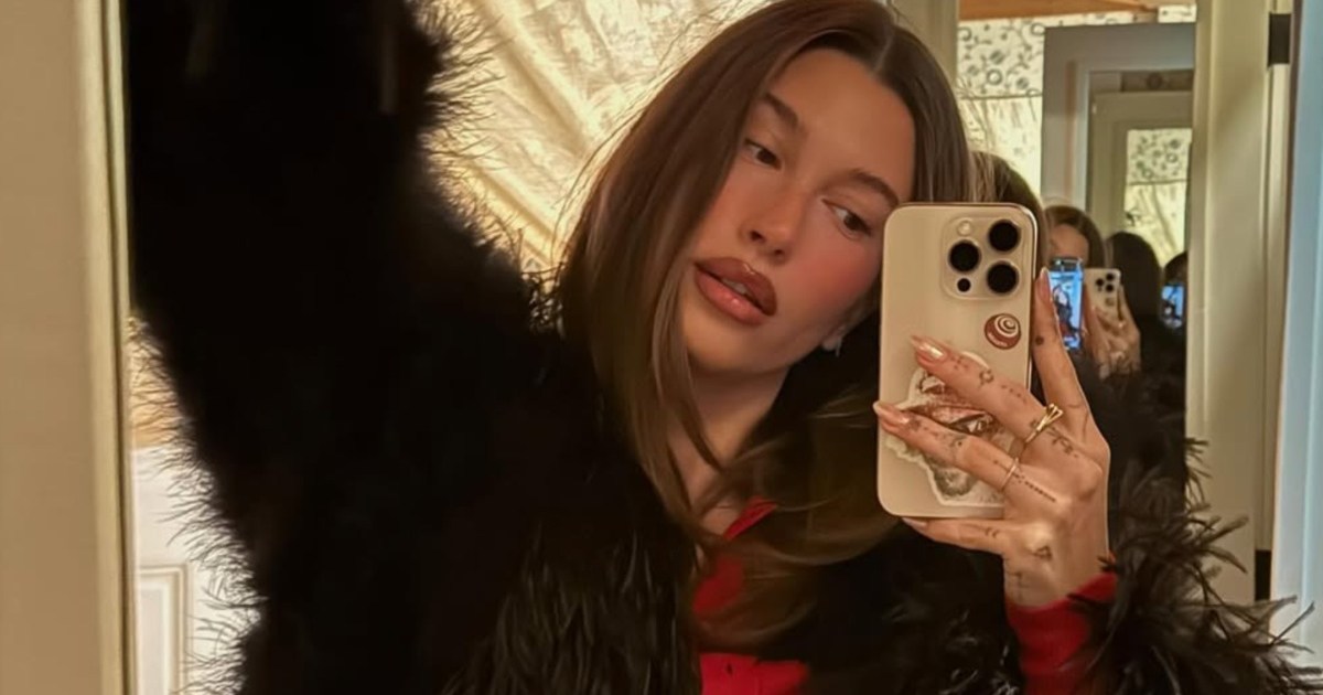 Internet réagit à Hailey Bieber affichant ses abdos dans la veste en jean