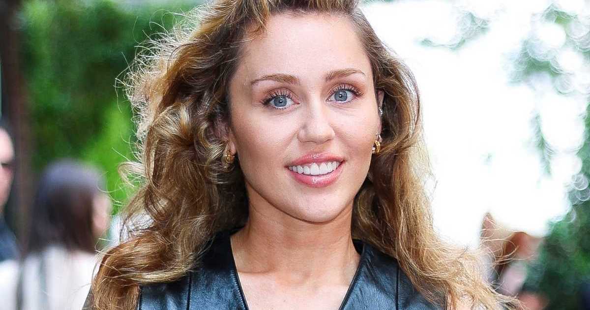 Internet réagit à Miley Cyrus ne portant que de la peinture corporelle
