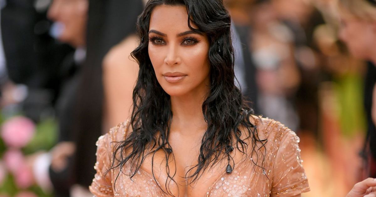 Kim Kardashian fait tourner les têtes en robe de mariée gothique transparente en nouvelles photos