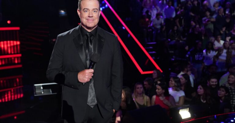 L'hôte de la voix Carson Daly obtient une nouvelle puissance passionnante