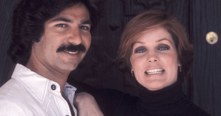 Les mémoires de Priscilla Presley révèlent une liaison avec Robert Kardashian et l'appel d'Elvis maladroit qui a suivi