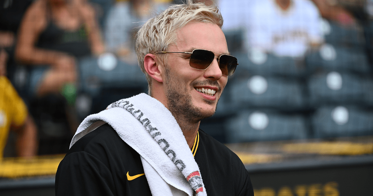 Nicholas Hoult posant pour un selfie avec des cheveux blonds platine devient viral