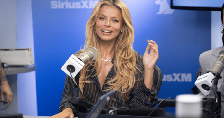 Photos: Brooks Nader offre un glamour chic dans une chemise entièrement transparente