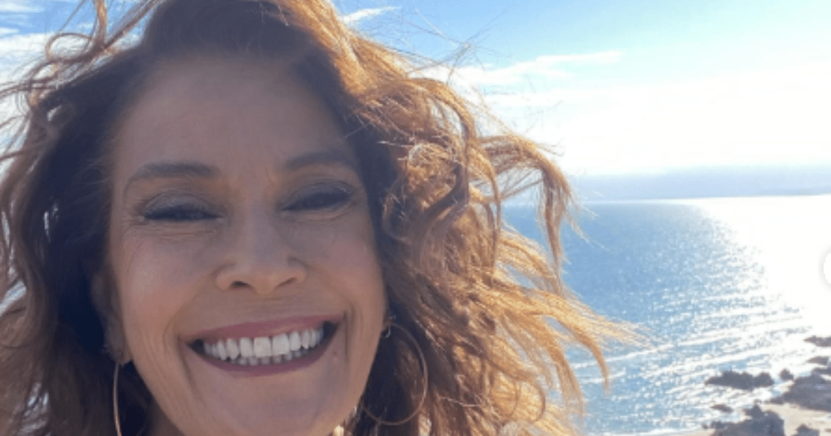 Teri Hatcher étouffe dans un débardeur blanc mouillé pendant la nuit nage au Kenya