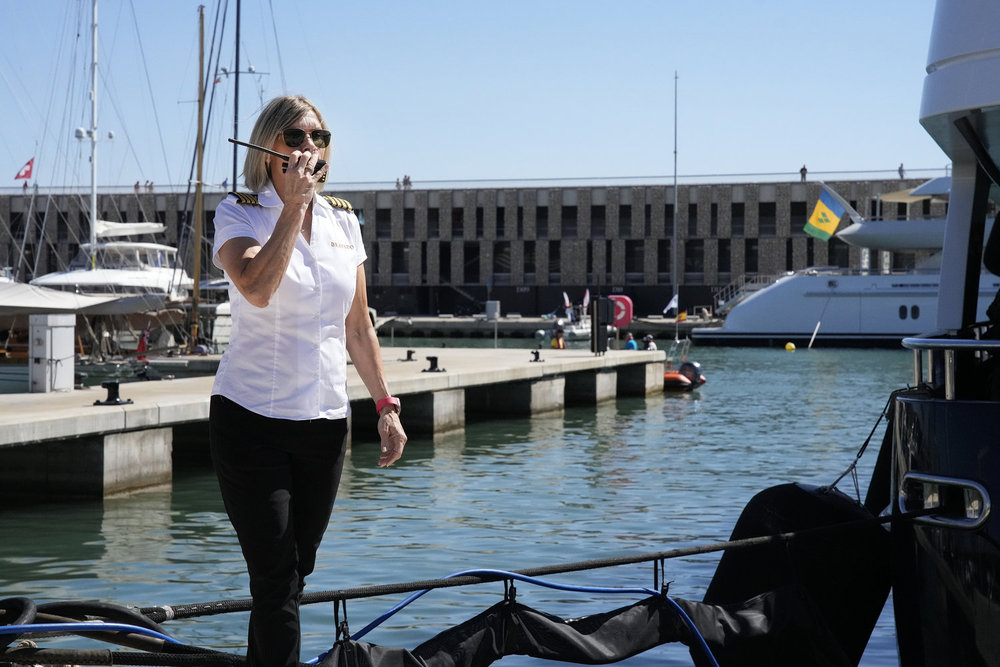 Capitaine Sandy bâille sous le pont med 