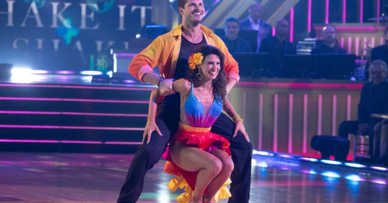 Hilaria Baldwin accusée d'avoir supplié les producteurs de DWTS d'avoir une place dans l'émission