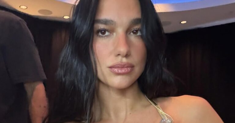 Dua Lipa arbore un look d'inspiration disco dans un body à paillettes
