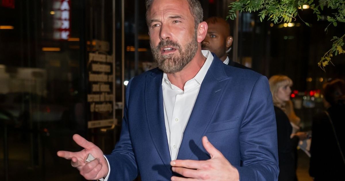 L'ambiance "Sad Meme" de Ben Affleck revient en quittant l'école des enfants