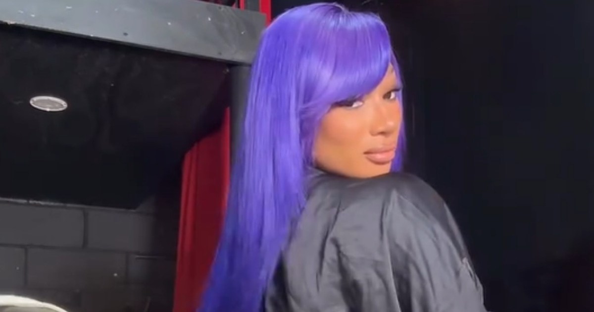 Megan Thee Stallion a Internet stupéfait avec Bathrobe Twerk