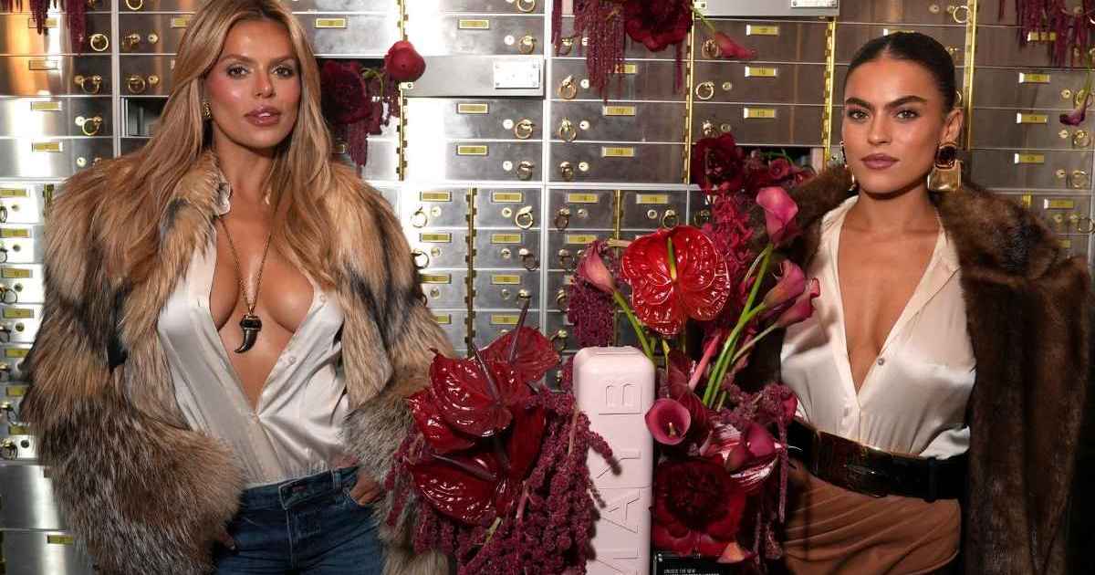 Photos : la chemise déboutonnée de Brooks Nader est naturellement séduisante